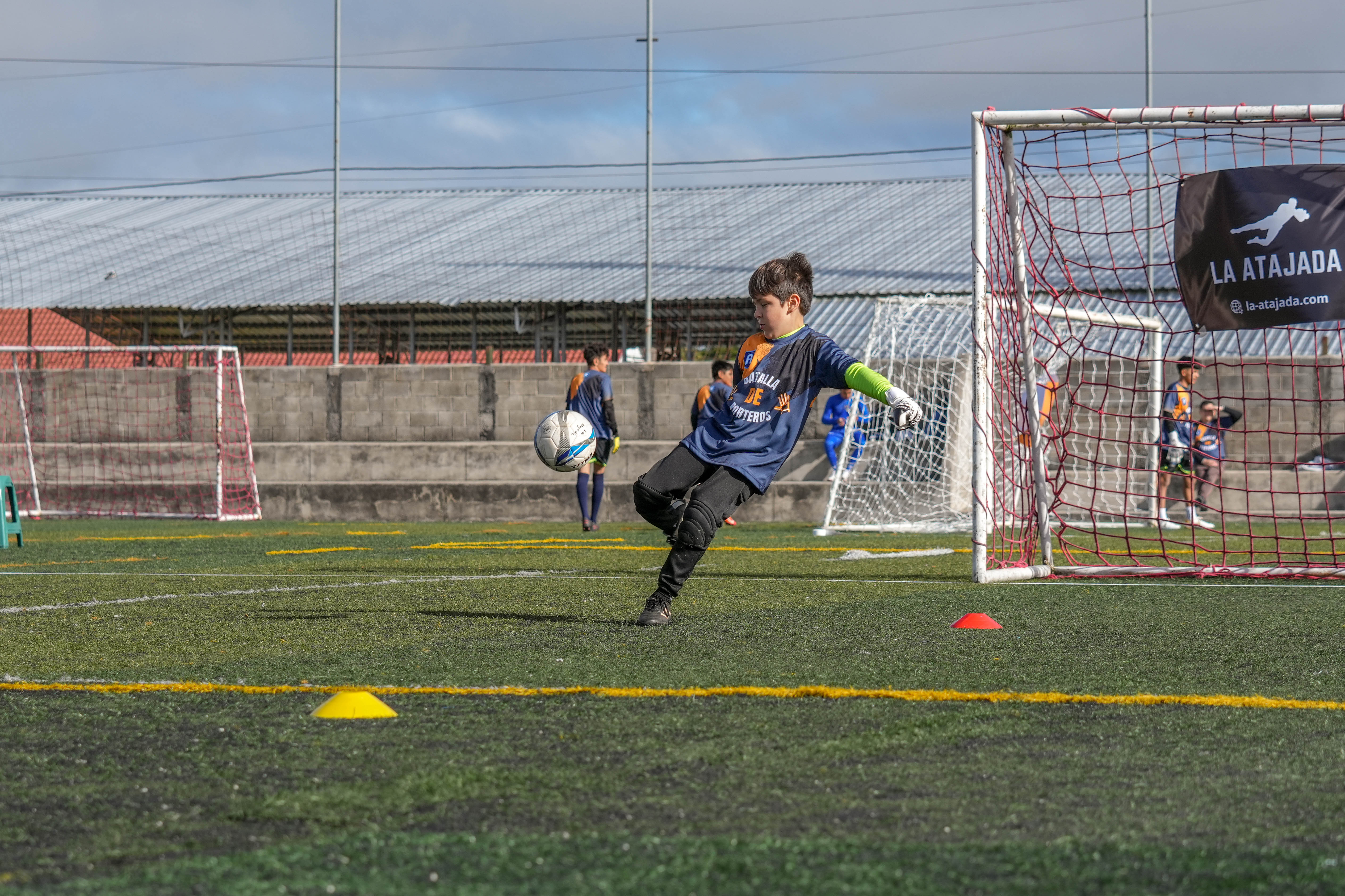 Portero atajando en acción